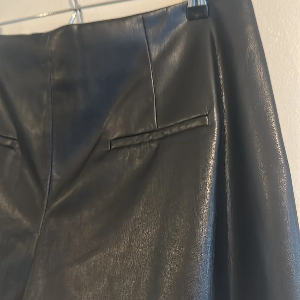 Alice + Olivia NWT Steffie Vegan Leather Shorts - Size 14 - Picture 15 of 16